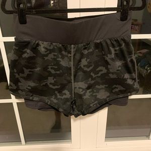 Fabletics pocket shorts camo